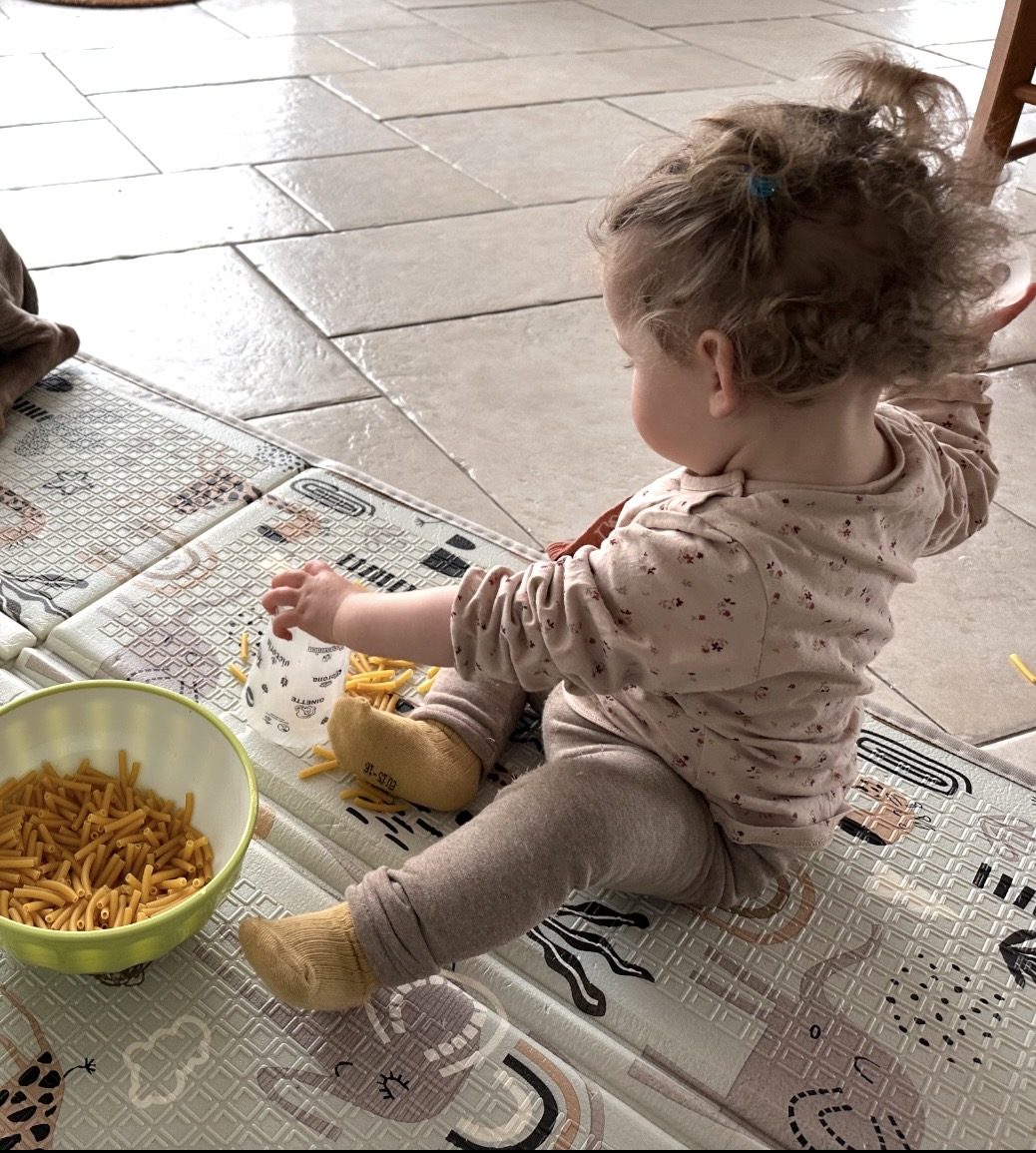 Enfant en exploration libre sur un tapis sensoriel
